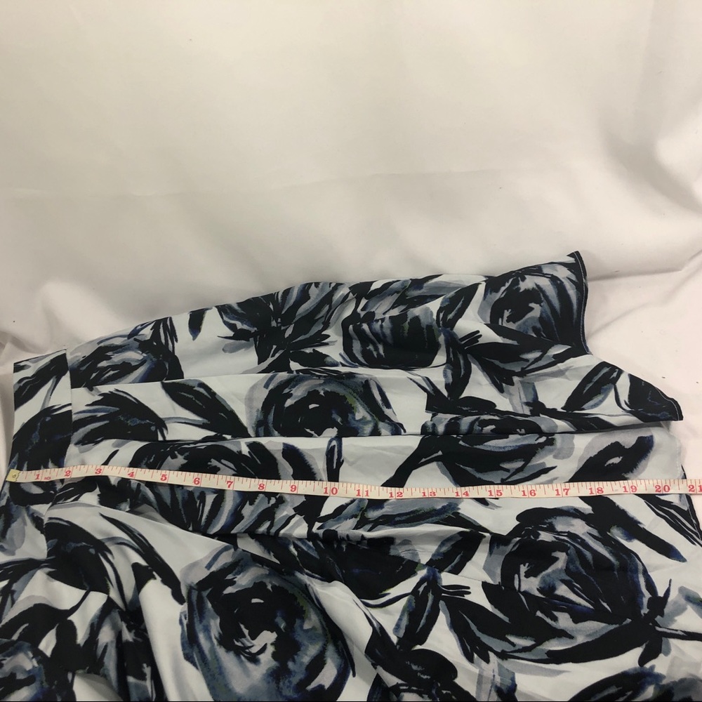 The Limited Floral Skirt. Size XS - Picture 5 of 8